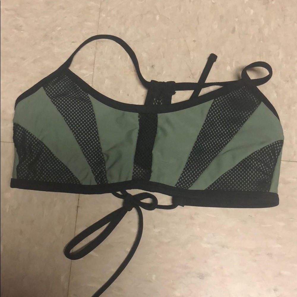 Athletic swimsuit top